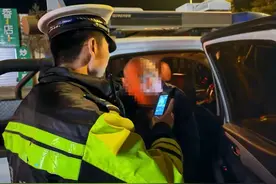 内蒙古一男子挪了一下车，被吊销驾驶证？原来……图片