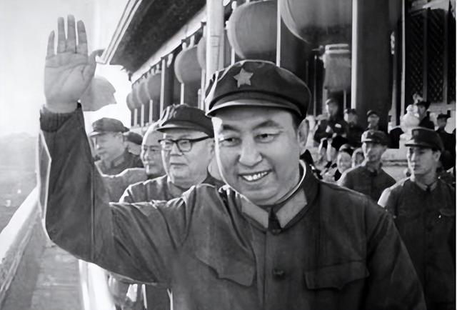 1976年华国锋参加晚宴，接到紧急电话后脸色突变：马上去中南海