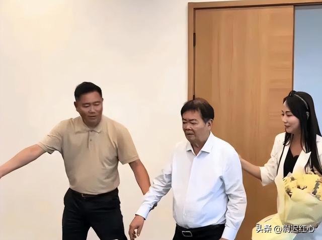 福耀大学宿舍曝光！硬板床被吐槽，网友：放眼全国，这条件都拔尖