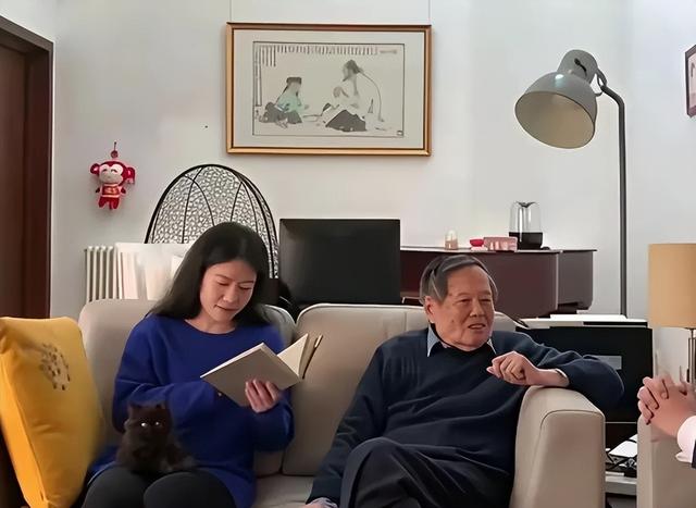 杨振宁去世仅半月，翁帆近况曝光，入职清华没编制，杨光诺没说错