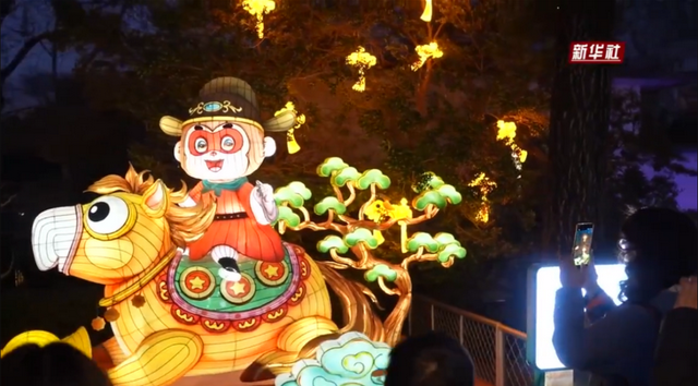 跟着新华社镜头，沉浸式打卡天下第一泉迎春花灯会！