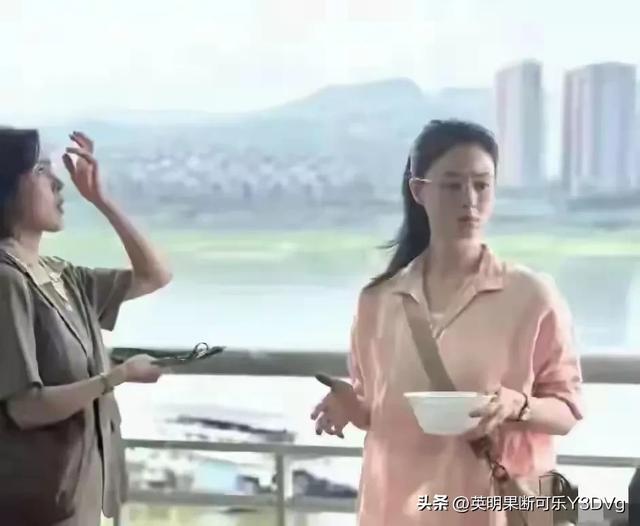 41岁的蒋欣在重庆炸街，瘦成排骨胸筷子腿仍凹凸有致有魅力