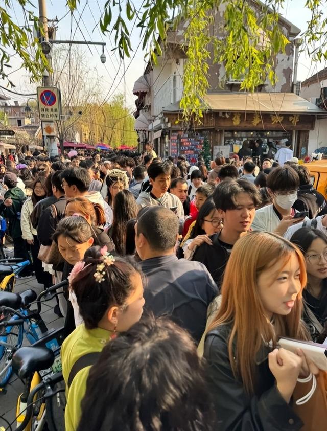 国庆假期，济南多了一个外号，网友：成“挤南”了！