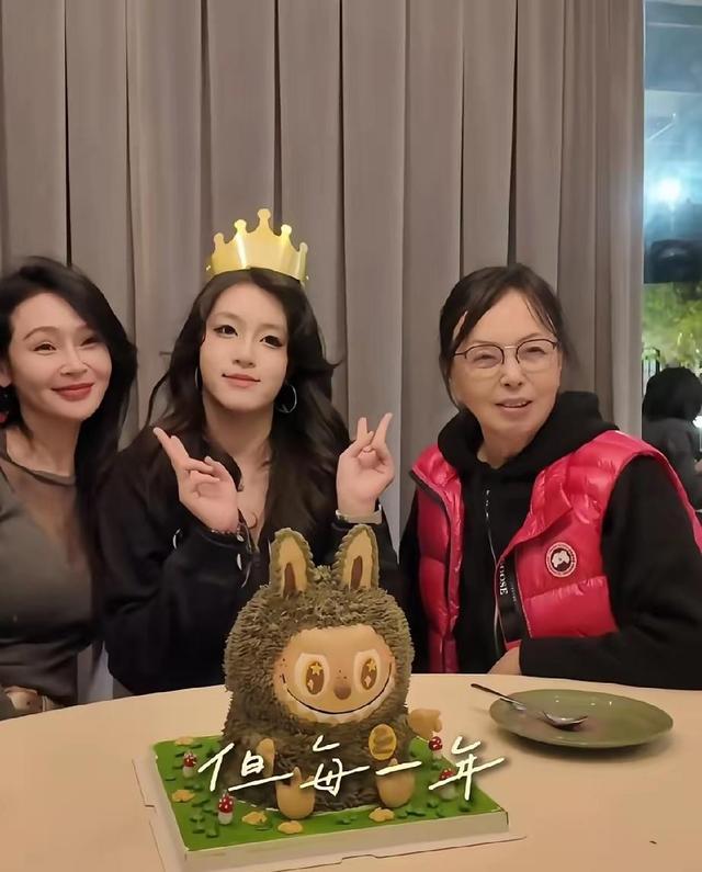 43岁妈妈和17岁女儿合影，比女儿还显年轻，三代美女同框太惊艳