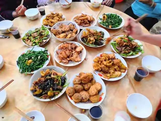 40岁男子2000元搞定女邻居，20天后，女子终于承认早就爱上他