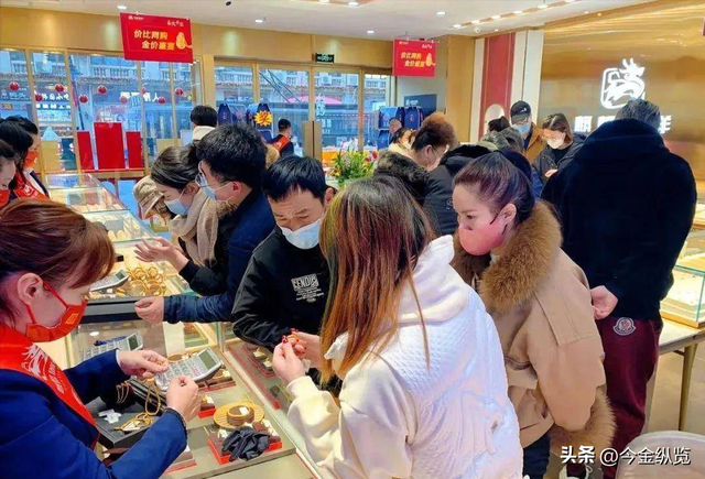 金价疯涨！三金狂飙数万，央行狂扫千吨黄金，普通人还能上车吗？