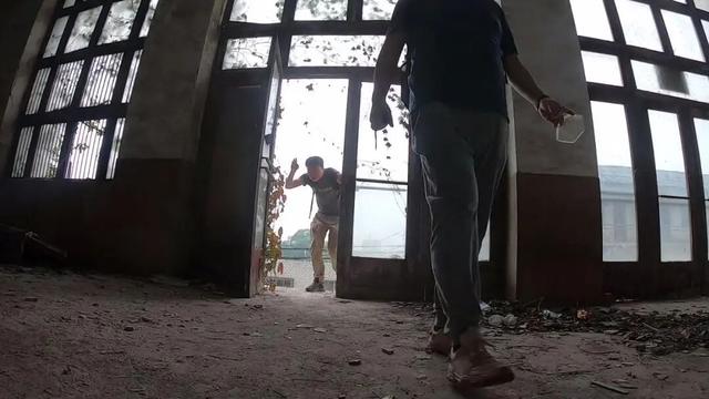 重庆巴南废弃了20多年的电影院，里面还遗留了大量上世纪的老物件