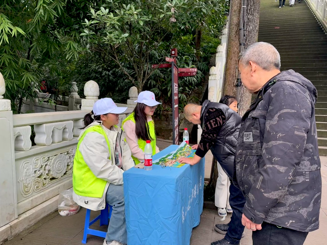 乐山大佛景区秋假期间迎旅游热潮，游客量同比激增