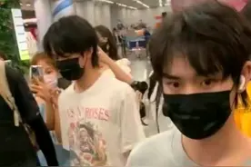 丁程鑫机场被私生撞肩，差点摔倒后反应迅速，现场拥挤混乱不堪图片