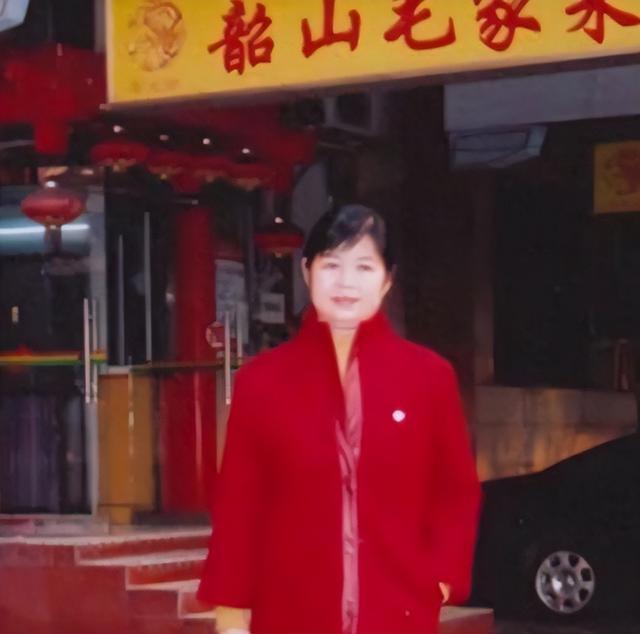 毛主席侄女北京开饭店，多次被砸，朋友劝她公开身份，但被她拒绝