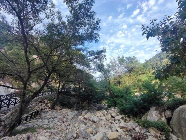 泰山东御道，从景区入口到检票口沿路风景