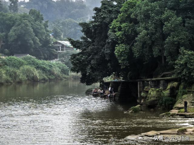 在四川巴盐西运的“盐运第一滩”，我是流着口水逛完这个古镇的