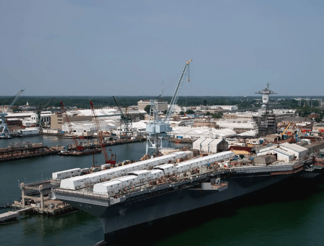 “搞笑”的不是坠机，是老航母还在撑场面！美军的精锐去哪了？