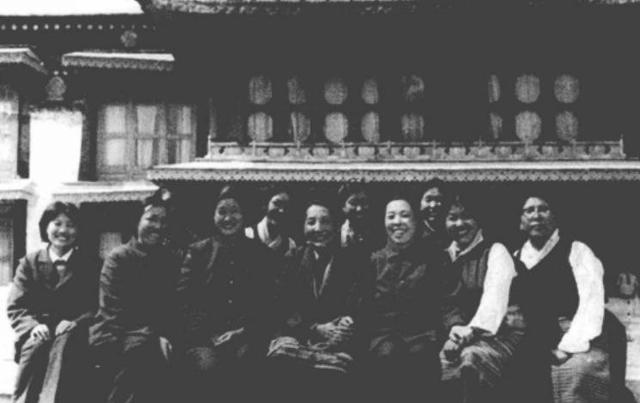 她被派往西藏任妇联副主任，被女奴隶问：为何不留在内地吃白面