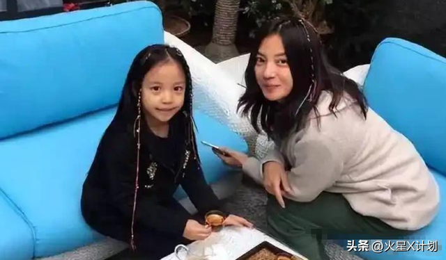 死心不息！劣迹艺人赵薇走投无路，15岁女儿成她的最后一根稻草