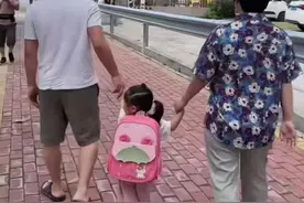 广西小伙每天唱歌跳舞，用真爱唤醒植物人妻子，网友落泪感叹：这才是真正的夫妻图片