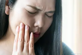 口腔溃疡发作，一吃就痛？7类药物起效快，预防注意6点，吃嘛嘛香图片