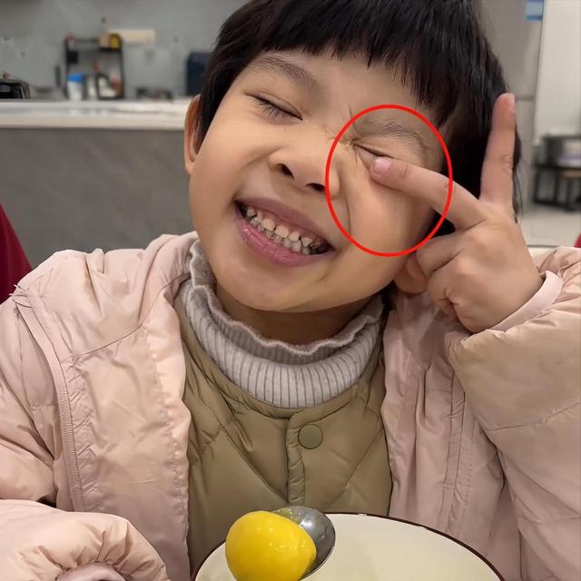 小天赐，终为父母当年的“冲动”买了单	，年仅6岁活得不像个小孩