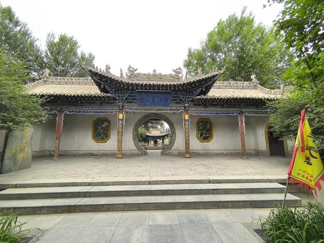 沿河西走廊来到酒泉，那一定要去探访一下这所城市名称的来源地
