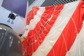 航天器安全着陆“功臣”典型降落伞实物落户！哈工大航天馆“镇馆之宝”上新图片