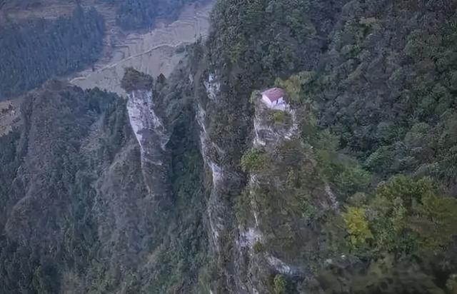 遵义幸运的废弃小庙，规模不大地处险峰，荒废多年却成网红