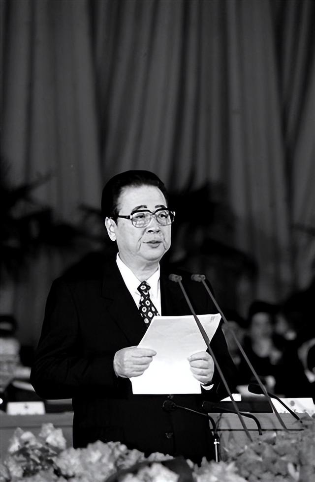传闻他是周恩来的养子，1988年当上国务院总理，晚年对外界回应