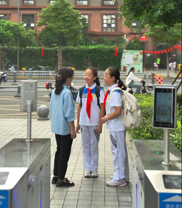 “长幼随学”“绑定摇号”，破解多子女家庭接送难题