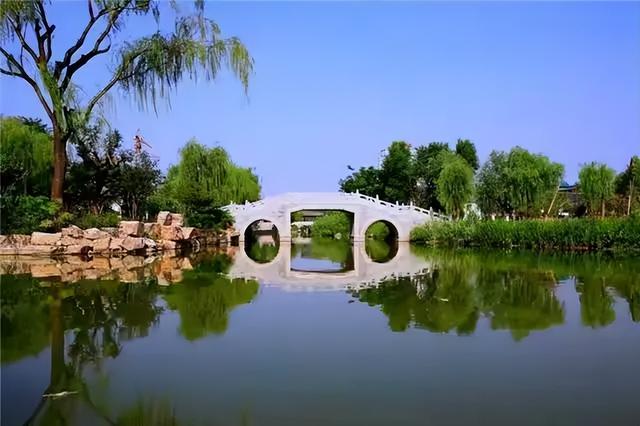 半城湖中石桥美