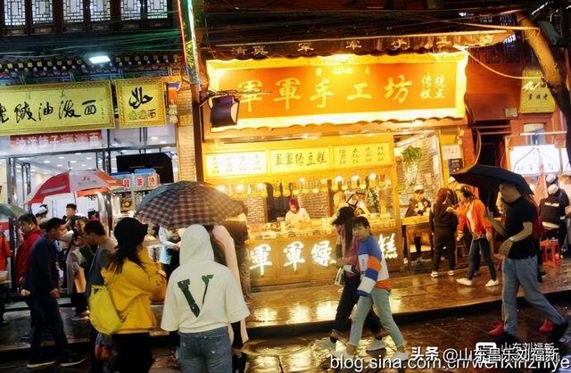 秋雨中的“西安回民街”街市（“陕西之旅”之六）