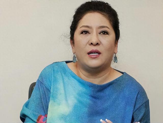 窦骁不忍了！何超莲4字回应婚变成笑话？向太怂了，连夜删文表态