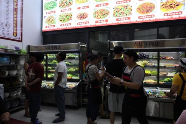 红河元阳14万游客泼热“水花经济”