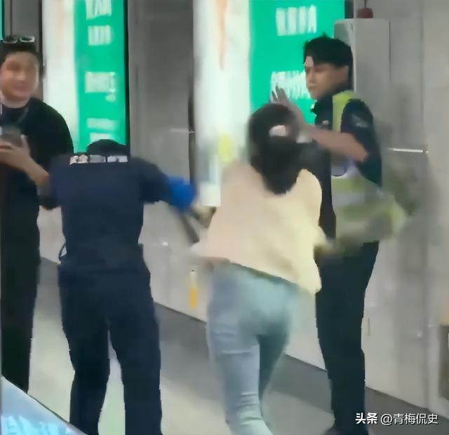 女子追打安检员后续：知情人透原因，女子正脸曝光太狰狞，已拘留