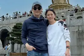 53岁袁咏仪去普陀山，和张智霖一日游，两人手牵手，喝同一杯奶茶图片