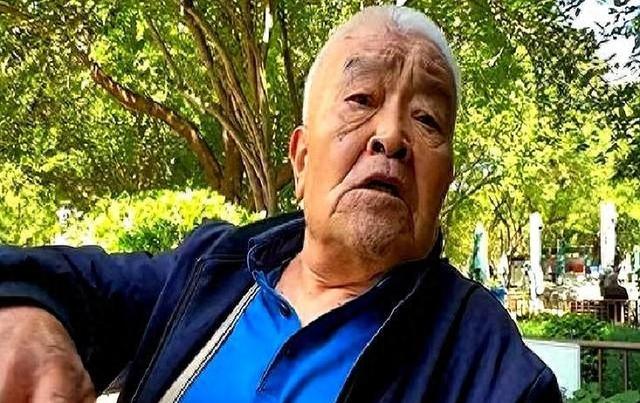 太丢人了，北京一大爷参加酒席，随礼200，竟连喝带拿6瓶五粮液