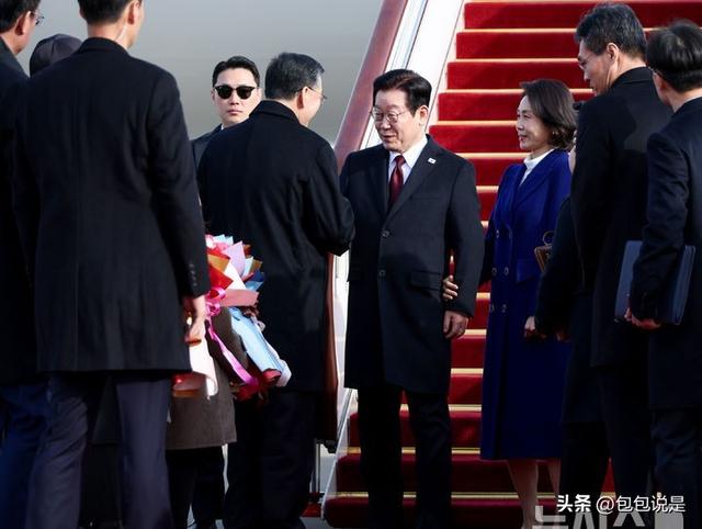 韩国第一夫人抵达北京啦！零下的气温光腿穿大衣，双排扣大衣很美