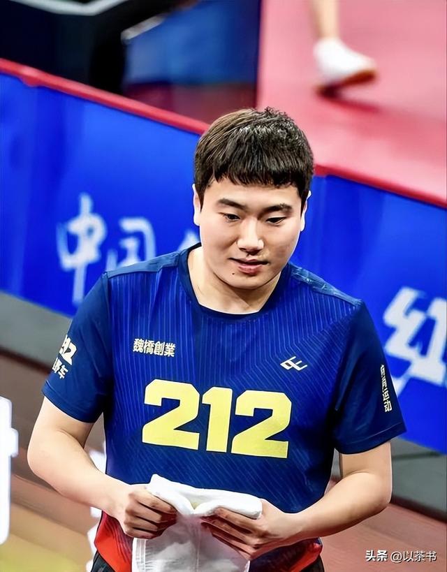 梁靖崑儿子太争气！子承父业获男单冠军奖状拿到手软，他亲自颁奖