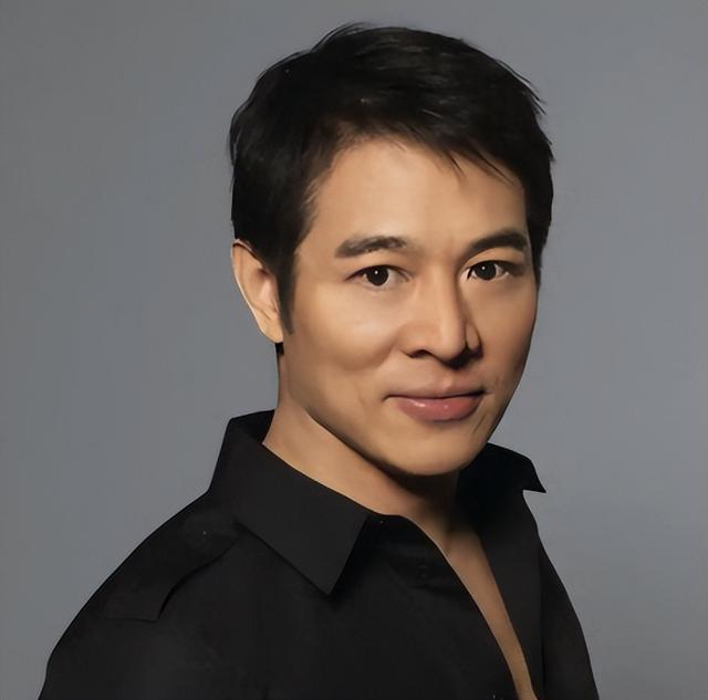 一场追悼会，戳穿向华强夫妇在香港的真实地位，原来李连杰没说谎