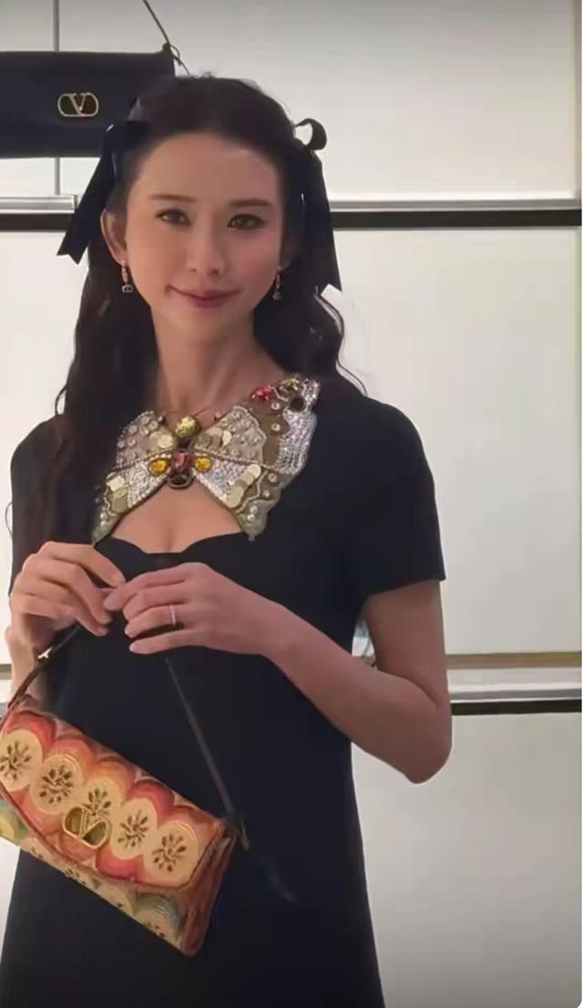 用力过猛！51岁林志玲硬凹“少女感”，网友：甜美不再，尬，真尬