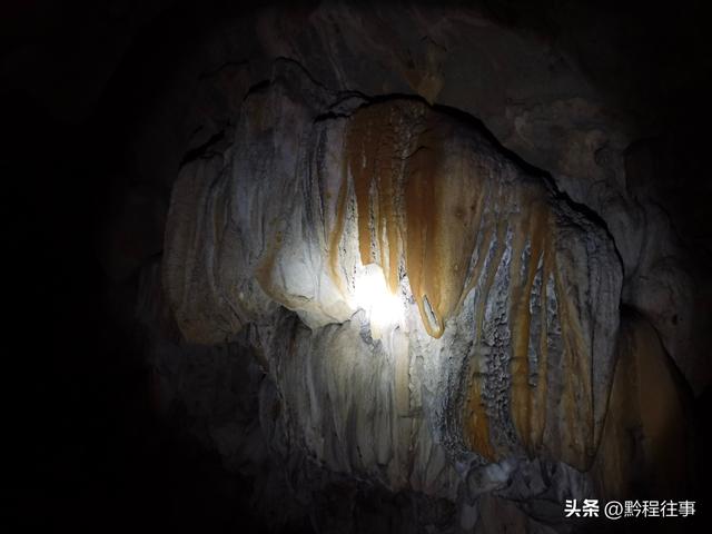 寻找一个古人类遗址不遇，居然无意间发现了一个躲匪洞