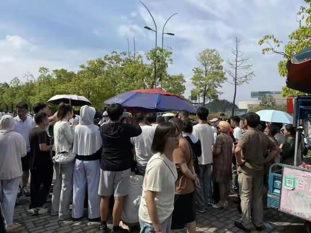 国庆爆火！“鸡排哥”与他的疯狂假期，是真火还是炒作？