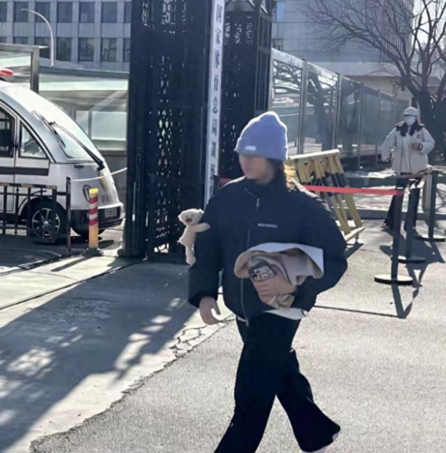 全红婵归队了！她变化真大	，身材高挑颜值抢眼，留了长发气场强大