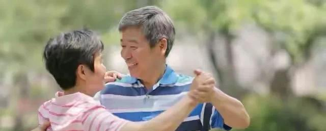 搞定50岁的女人，每天联系已经过时了	，现在流行这3个技巧