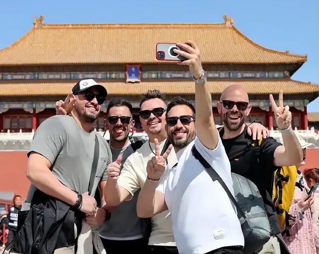 大量美国游客涌入中国，玩了几天后，不吹不黑，中国比美国强多了