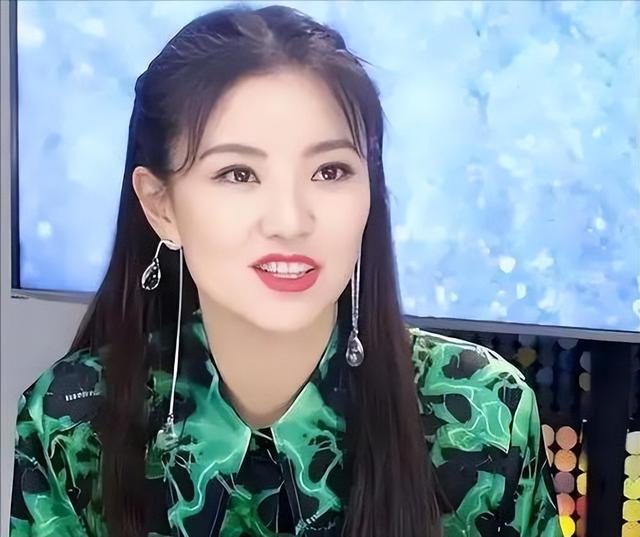 和撒贝宁同居四年，却转身和富豪在一起	，没想到如今沦落至此