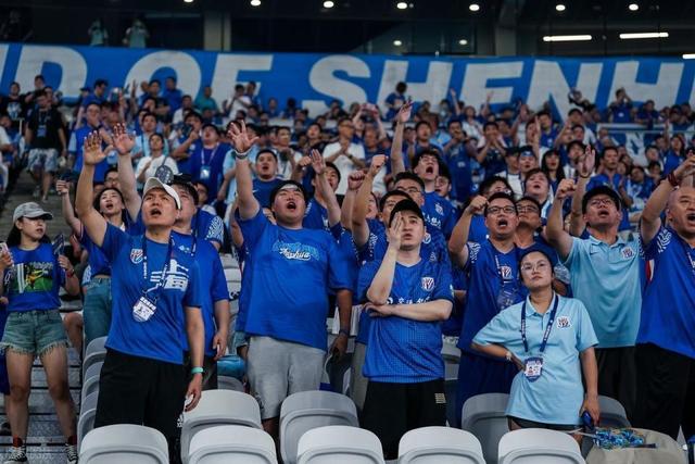 一场3-3！4.7万球迷怒了！狂嘘谢场球员，围堵逼停董事长专车狂骂