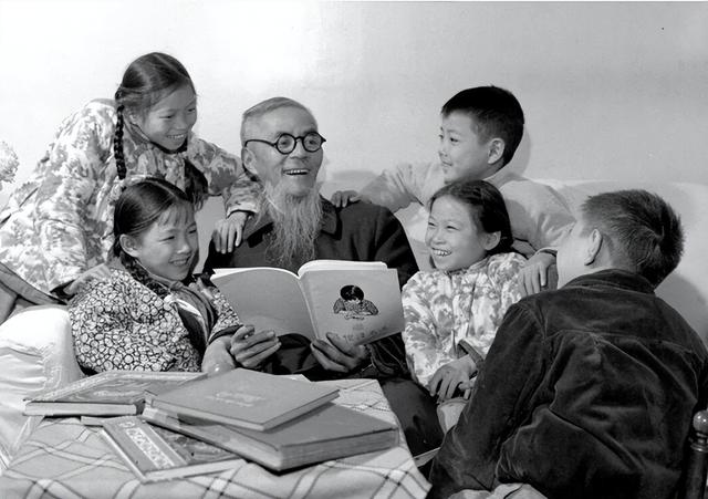 丰子恺忌辰五十年：从历史埋没到文化符号，日常书写终成显学