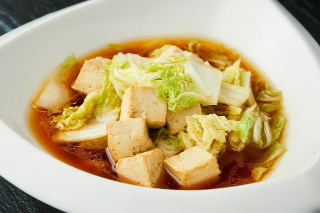 白菜炖豆腐，先炒白菜还是豆腐？大厨教你正确顺序，鲜香又入味