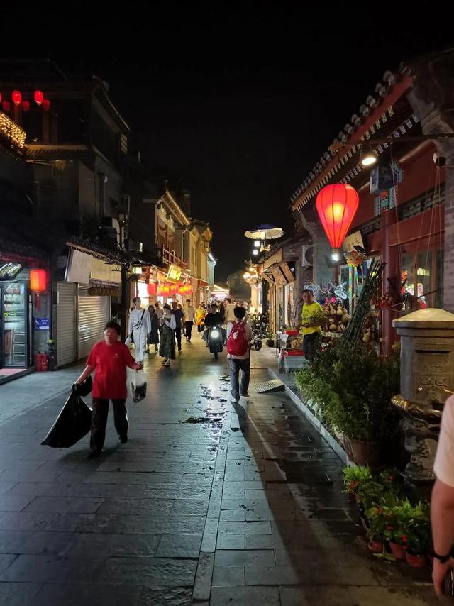 银锭桥头诉风雅，一怀情思寄天涯