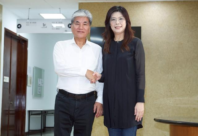国民党主席候选人齐聚发表政见，郑丽文：不应把大陆当作敌人，对岸的市场、技术人力，是台湾非常重要的资源