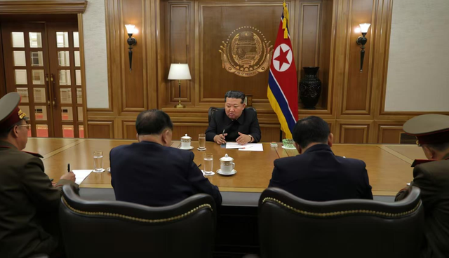 金正恩会见核部门科技人员